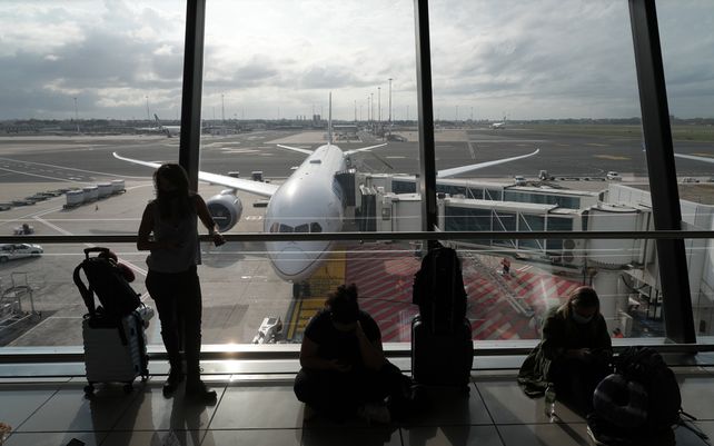 Pasajeros esperan para abordar un vuelo de United Airlines, con destino q Nueva Jersey, en el aeropuerto Leonardo Da Vinci de Fiumicino, Roma. Estados Unidos está levantando las restricciones de viaje desde una larga lista de países. incluidos México, Canadá y la EU.