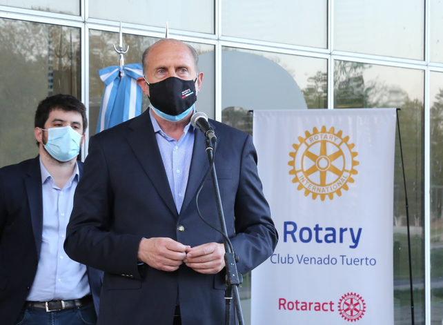 El gobernador Omar Perotti y el intendente de Venado Leonel Chiarella en la entrega de la máquina extractora de plasma.
