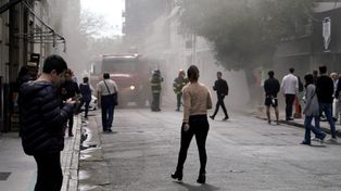 El humo producto del incendio manaba desde el subsuelo de la Cochera Apolo, de Sarmiento al 500.&nbsp; 