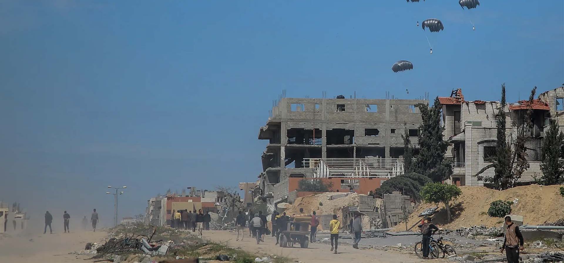 Paquetes de ayuda humanitaria lanzados desde aviones militares lanzados en paracaídas en Gaza. Fotografía: AFP/Getty Images Paquetes de ayuda humanitaria lanzados desde aviones militares lanzados en paracaídas en Gaza. Fotografía: AFP/Getty Images