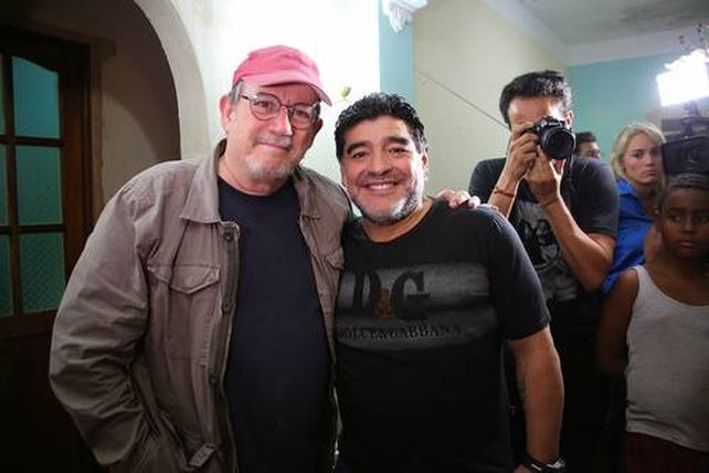 El músico cubano junto al Diez. Rodríguez recordó cuando Maradona asistió sin previo aviso a uno de sus conciertos en La Habana.