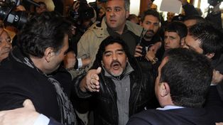Maradona llegó por su deuda fiscal y enloqueció a Nápoles