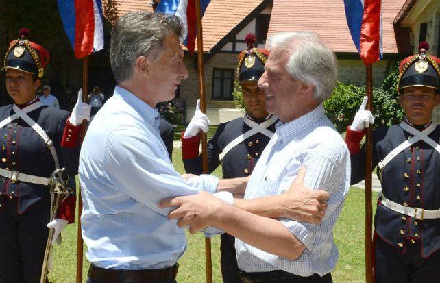 Abrazo. Macri y Tabaré Vázquez expresaron su objetivo de retomar los vínculos históricos