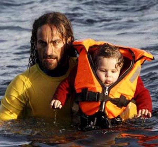 La foto de un rescatista argentino en las costas de Grecia recorre y conmueve al mundo