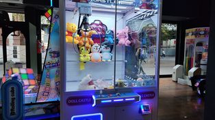 Las máquinas para sacar peluches son un negocio que juega con la materia prima más preciada: la ilusión de los niños.