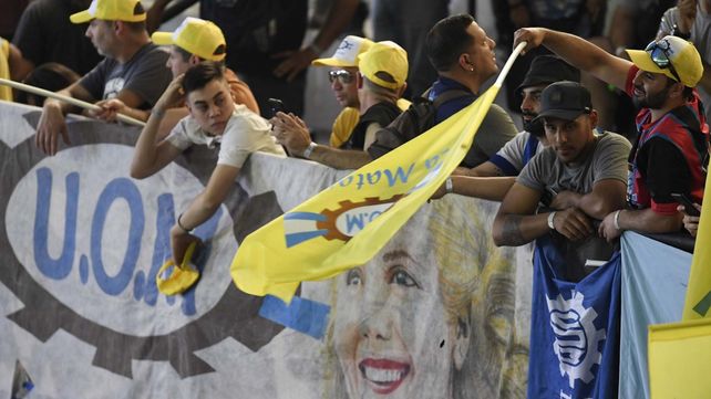La militancia se hizo sentir en el microestadio.