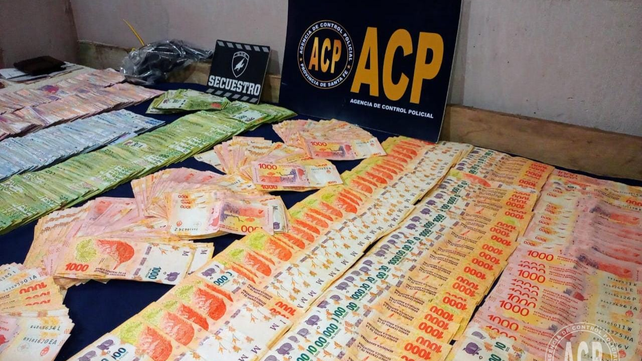 El dinero que fue hallado en poder del prófugo. 