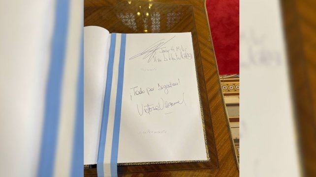 El flamante presidente Javier Milei firmó el libro con la frase Viva la Libertad Carajo