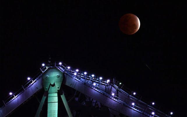 Las espectaculares imágenes del eclipse parcial lunar
