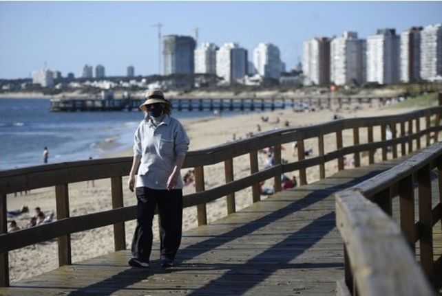 EL ESTE. Una mujer camina por la costanera de Punta del Este.