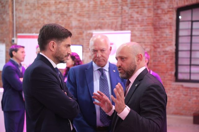 El gobernador Maximiliano Pullaro, junto al ministro Puccini y el secretario de Desarrollo Industrial, en Vincular Santa Fe 2024.
