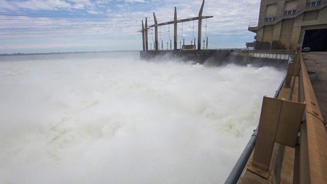 La Central Hidroeléctrica Yacyretá abrió sus compuertas por el aumento del caudal del río Paraná