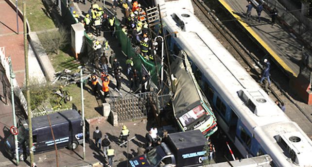 Al menos 11 muertos y 228 heridosal chocar un &oacute;mnibus y dos trenes