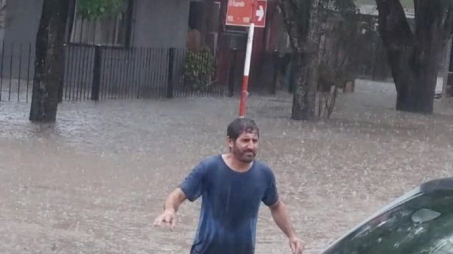 En Villa Elisa llovieron 150 mm en pocas horas y dejó gran parte de la ciudad bajo el agua.&nbsp;