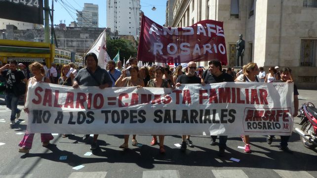 Los docentes de escuelas públicas marcharán junto a los trabajadores del Estado hacia la plaza San Martín.