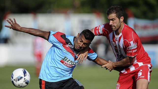 Brown de Adrogué le ganó a Atlético Paraná en el último suspiro