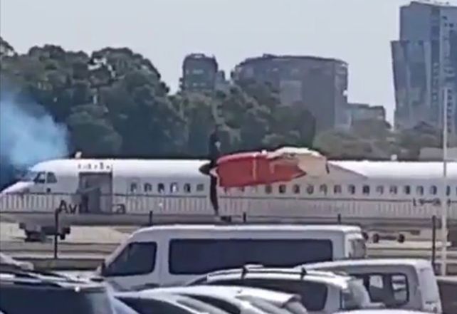 Alarma. El humo que sale del avión