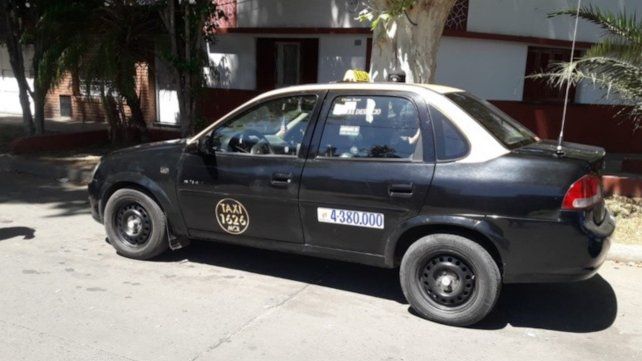 Detuvieron a un taxista que llevaba a un pasajero con tres panes de droga