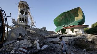 Trágico sismo en una isla turística de Indonesia