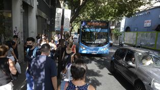 A la espera. La llegada de las unidades se hace larga a medida que avanza la jornada, debido a los retrasos por diferentes motivos.