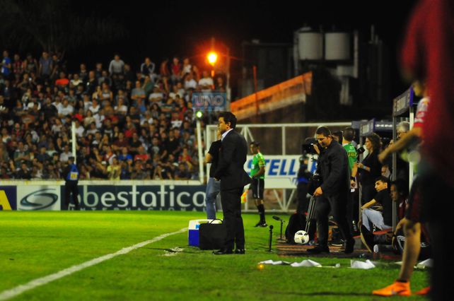 El técnico de River en la cancha de Patronato. Foto UNO Juan Manuel Hernández.&nbsp;
