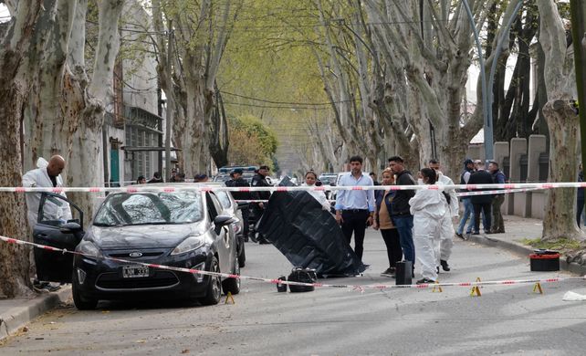 La escena del crimen del policía César Carmina frente a la ex Agencia de Investigación Criminal (AIC). Del auto se levantaron huellas y manchas de sangre de dos acusados.
