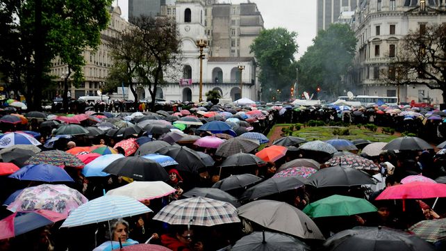 Una multitud vestida de negro marchó contra la violencia de género y los femicidios