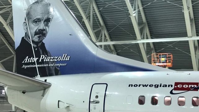 Norwegian. El avión lleva estampada la imagen del músico Astor Piazzolla.