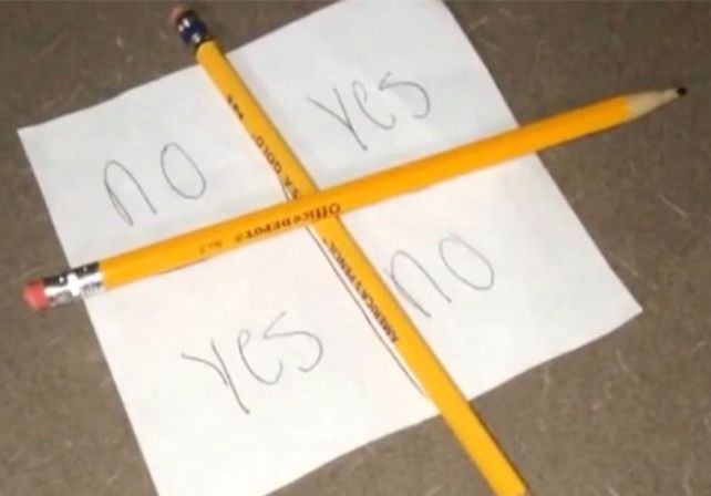 Charlie Charlie, el temible juego que es furor en Internet