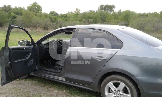 VW gris oscuro. El auto en el que intentaron escapar los delincuentes.