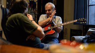 Claudio Gabis, cuando grabó el disco junto al guitarrista rosarino Bonzo Morelli en 2019. Ahora vuelve a la ciudad.