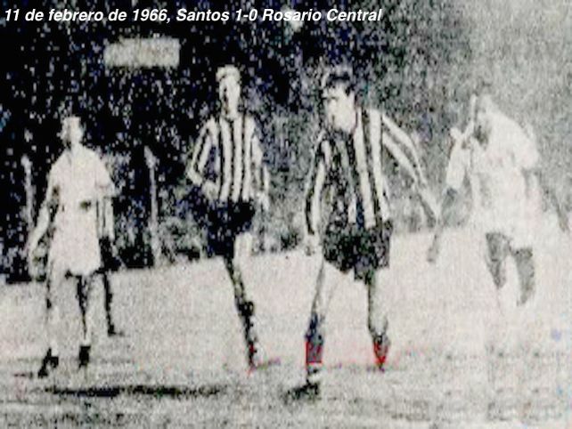Una imagen borrosa, pero que vale mucho. Pelé, a la derecha de la imagen, rodeado de jugadores canallas en cancha de Central, el 11 de febrero de 1966.