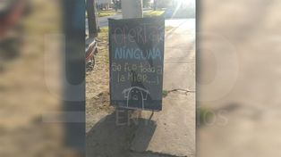 Una verdulería de calle Hernandarias, en Paraná, colocó un cartel en la vereda para dar cuenta de la situación del local y la imposibilidad de rebajar precios
