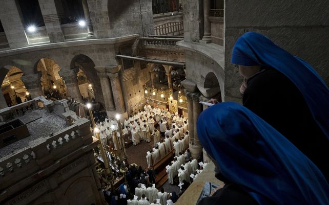 Las monjas miran la misa del Jueves Santo dirigida por el Patriarca Latino en el Santo Sepulcro