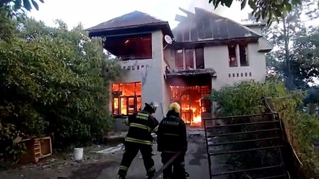 Video: pérdidas totales en un incendio en una casona histórica de zona sur