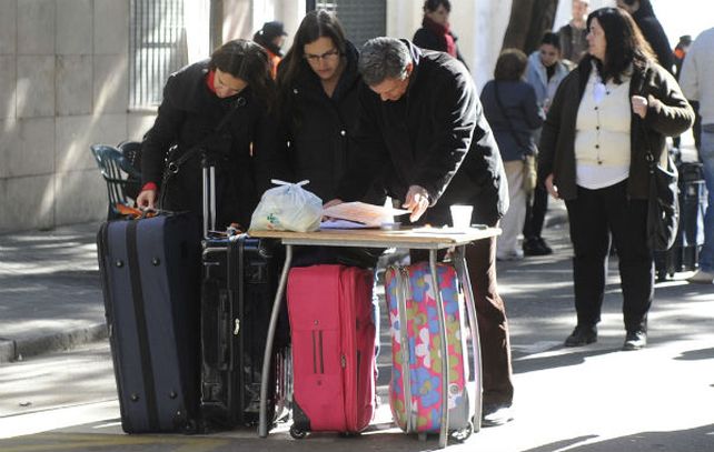 El operativo de regreso se organizó en Balcarce y Catamarca. Los familiares acudieron con valijas para retirar sus pertenencias. (Foto: M. Sarlo)