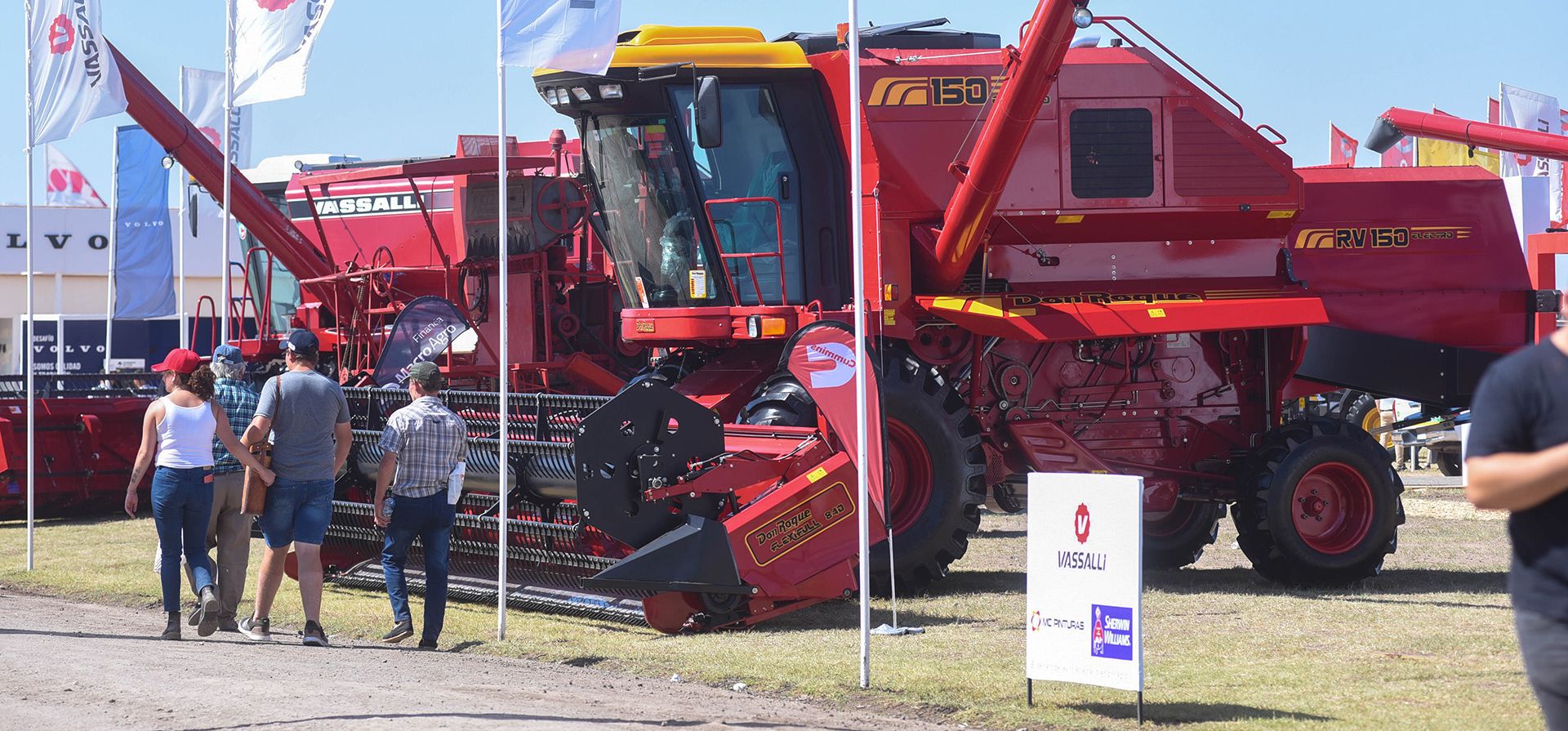 De compras. Mirando, buscando financiación y tecnología, anduvieron los productores por las calles de la expo.
