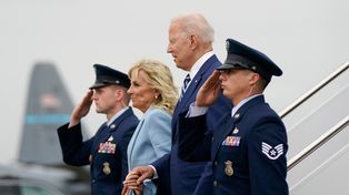 Biden dijo que se dará la tercera dosis junto a su esposa y protestó la OMS