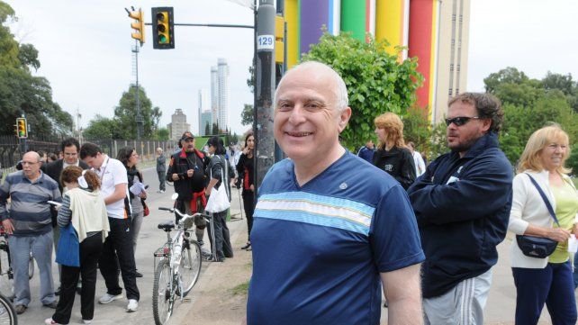 El 24 de octubre de 2010, un intendente Lifschitz de remera y buzo inaugura la Calle Recreativa frente al Macro. 