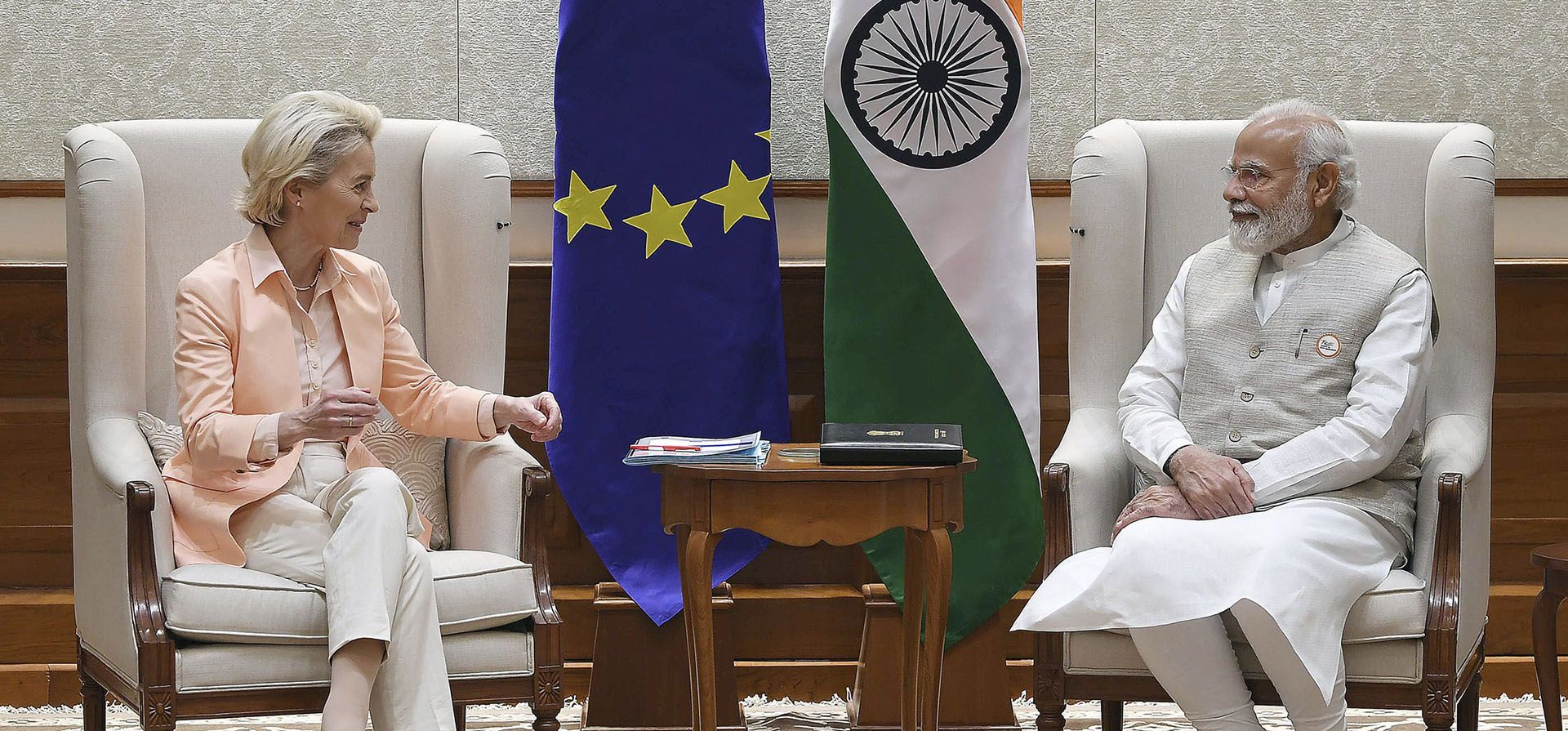 La presidenta de la Comisión Europea, Ursula von der Leyen, a la izquierda, y el primer ministro indio, Narendra Modi, se reunieron en Nueva Delhi, India, el lunes 25 de abril de 2022.
