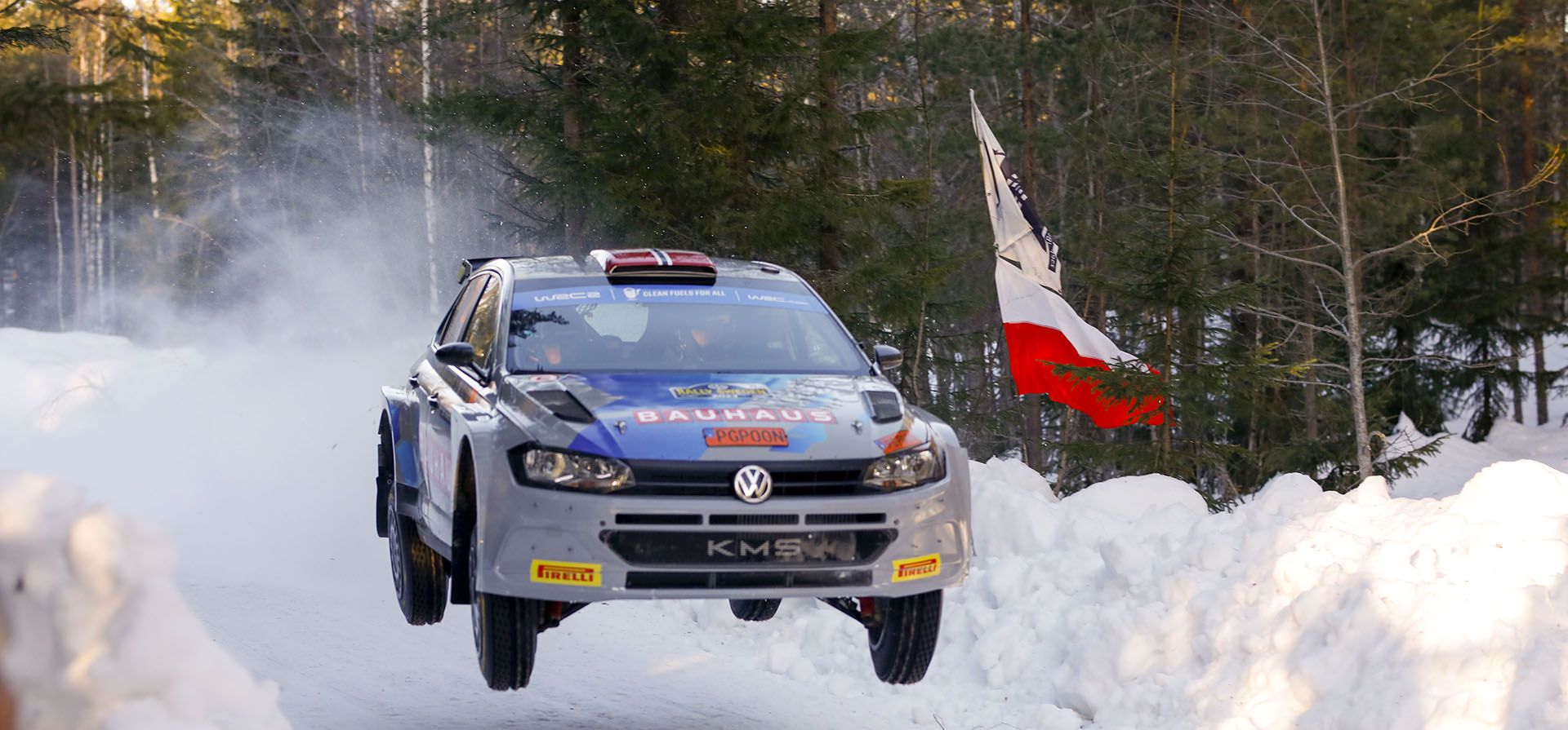 El noruego Ole Christian Veiby con Torstein Eriksen en un VW Polo GTI en acción durante la primera especial del viernes en el Rally de Suecia, en Umea, Suecia, el viernes 10 de febrero de 2023 (Micke Fransson/TT News Agency vía AP)