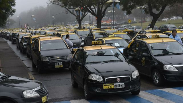Masiva marcha de taxistas contra las app