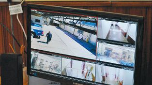 La policía, bajo el control de las cámaras de seguridad