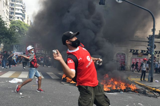 Foto: Télam. Manifestantes arrojaron piedras y quemaron neumáticos frente al Congreso contra el FMI