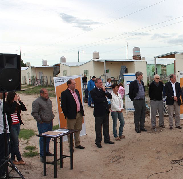Entregaron viviendas con agua potable a 20 familias en Villa Oculta Sur