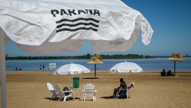 La Municipalidad de Paraná habilitó el servicio de sombrillas y reposeras en el balneario Thompson