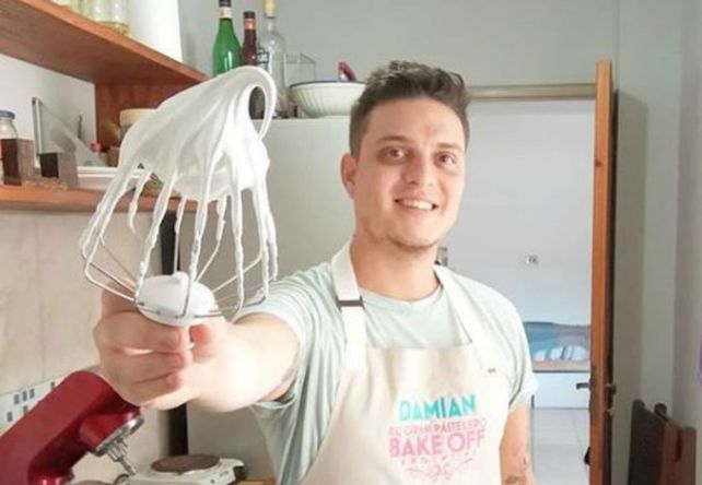Damián Basile luce el delantal de Bake Off en su cocina de barrio Echesortu.