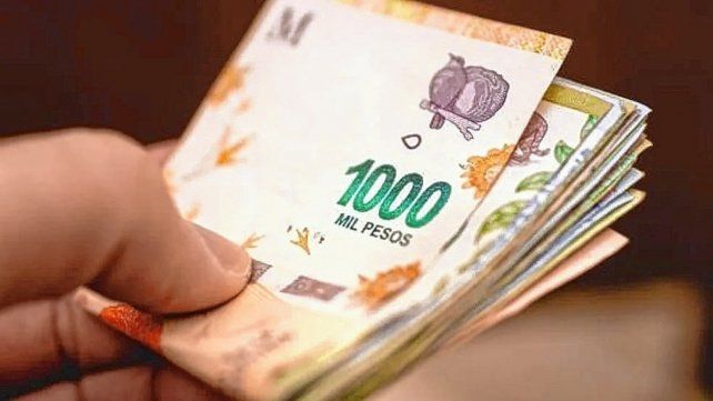 Definen un nuevo salario mínimo: en cuánto está y cuál es la diferencia con la canasta básica