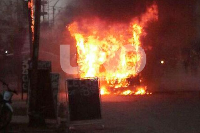 Un colectivo de la Línea 18 ardió en llamas en pleno barrio Santa Rosa de Lima.