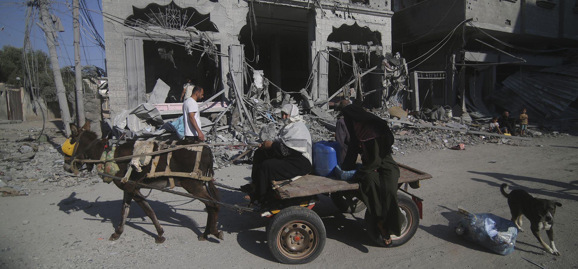 Palestinos abandonan sus casas tras los ataques aéreos israelíes al campo de refugiados de Rafa en el sur de la Franja de Gaza, 12 de octubre de 2023. (AP Foto/Hatem Ali) Palestinos abandonan sus casas tras los ataques aéreos israelíes al campo de refugiados de Rafa en el sur de la Franja de Gaza, 12 de octubre de 2023. (AP Foto/Hatem Ali)